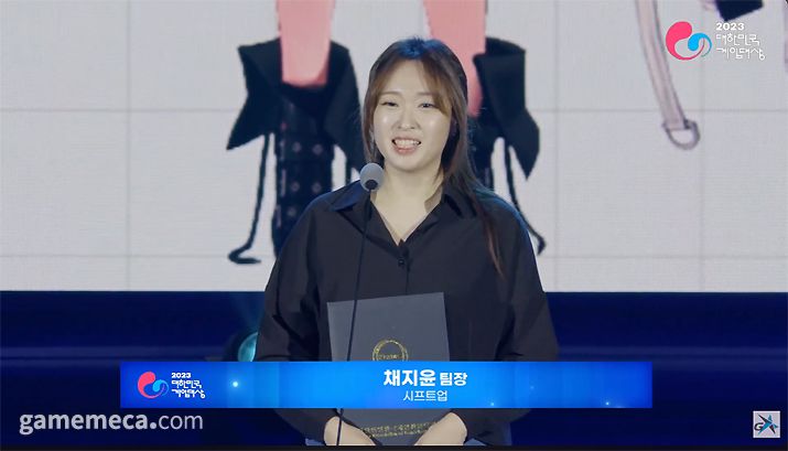 ▲;승리의 여신: 니케 캐릭터 디자인 총괄을 맡고 있는 채지윤 팀장 (사진출처: 대한민국 게임대상 2023 생중계 갈무리)