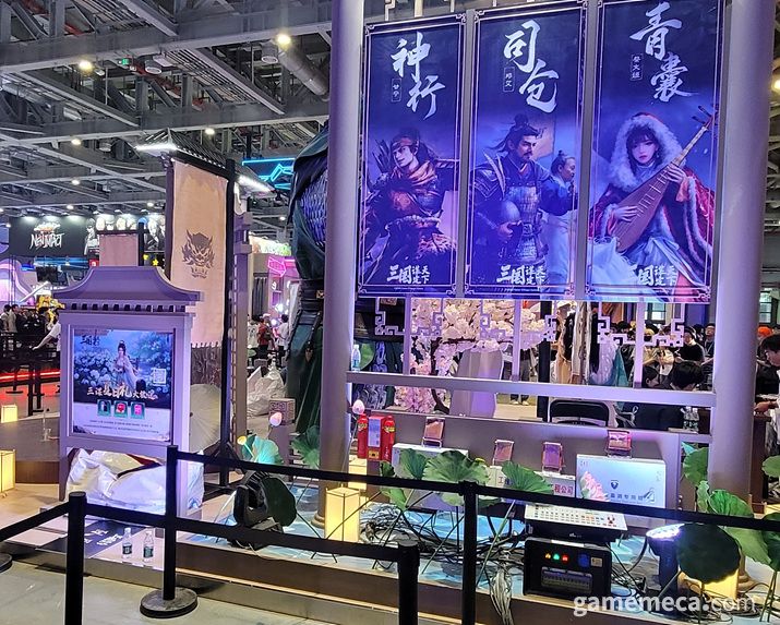 ▲ 게임의 무대가 되는 대륙 지도가 자리해 있다 (사진: 게임메카 촬영)