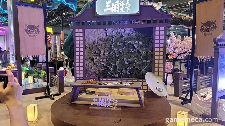 ▲ 게임의 배경을 간접적으로나마 느낄 수 있는 궁궐 모형 (사진: 게임메카 촬영)