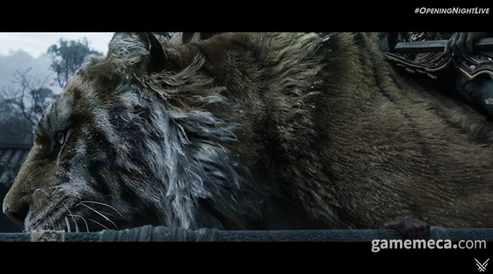 ▲ 오프닝 나이트 라이브 진행자인 제프 케일리가 부채를 보여주며 종규를 소개했다 (사진출처: 더 게임 어워드 생중계 갈무리)