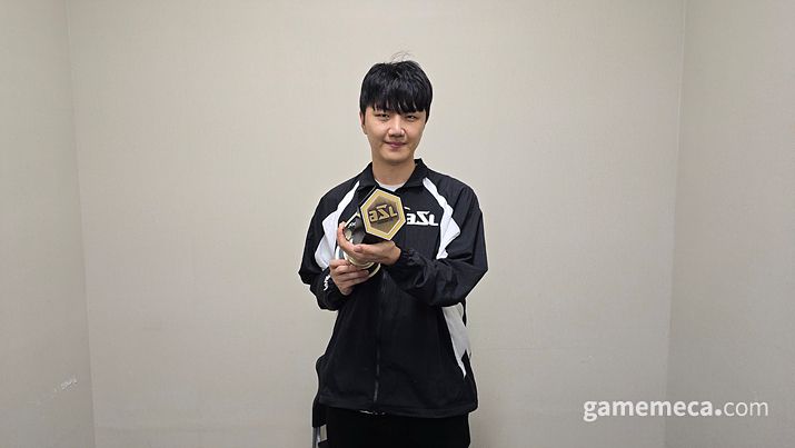 ▲ ASL 트로피를 든 박상현 선수 (사진: 게임메카 촬영)