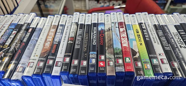 ▲ 중고 타이틀 구역에서 올해 출시된 인기 신작들의 모습이 곧잘 확인됐다 (사진: 게임메카 촬영)