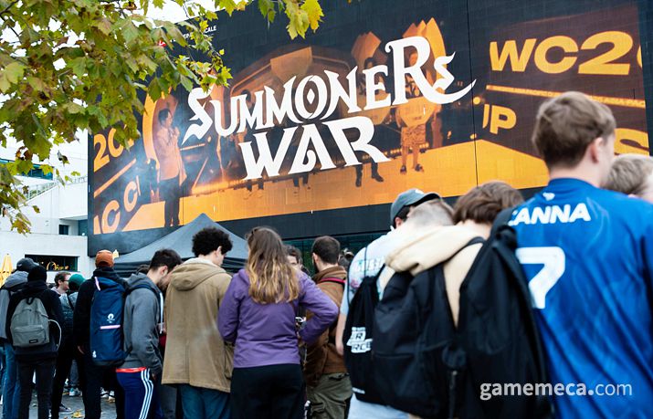 ▲ 엄청난 수의 입장 대기열이 현장의 열기를 증명했다 (사진제공: 컴투스)