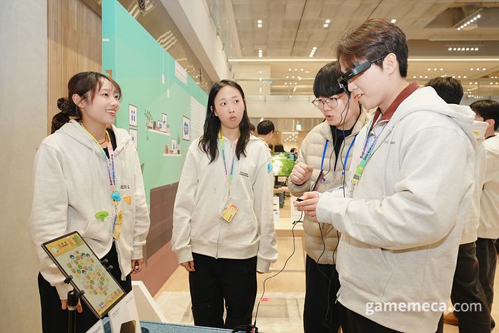 ▲ 함께하는 플레이버디 보조기기 시연 (사진제공: 카카오게임즈)