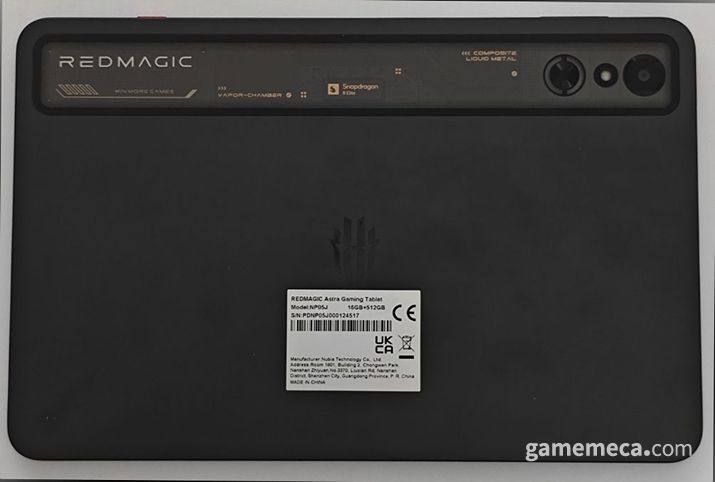 ▲ 일명 '카툭튀'가 없는 평평한 뒷면과 디자인이 인상적 (사진: 게임메카 촬영)