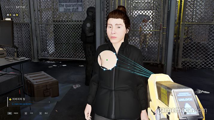 ▲ 선정적인 장면은 없지만, 공권력이 투시 기계를 사용한다는 설정은 꽤나 배덕감이 든다 (사진: 게임메카 촬영)