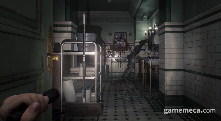 ▲ 시원하게 좀비를 공격하는 레온 (사진제공: 캡콤)