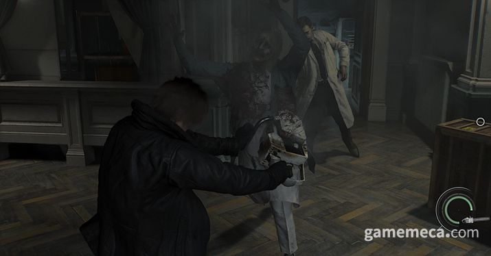 ▲ 조심조심 이동하는 그레이스 (사진제공: 캡콤)