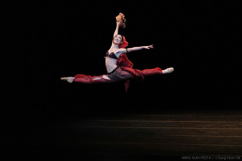 서울 아르코예술극장 대극장에서 열린 '아르코 썸 페스타' 무용 축제 쇼케이스에서 발레 '라 바야데르' 중 니키야 독무를 춰 보이는 무용수. 한국문화예술위원회