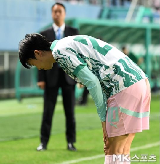 임영웅은 이날 경기에서 ‘팀 히어로’의 주장으로 출전해 특유의 리더십을 발휘하며 경기를 이끌었다. 사진=천정환 기자