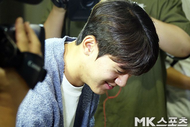 이날 인천공항을 찾은 팬들에게 사인해 주고 있는 윤도영. 사진=이근승 기자