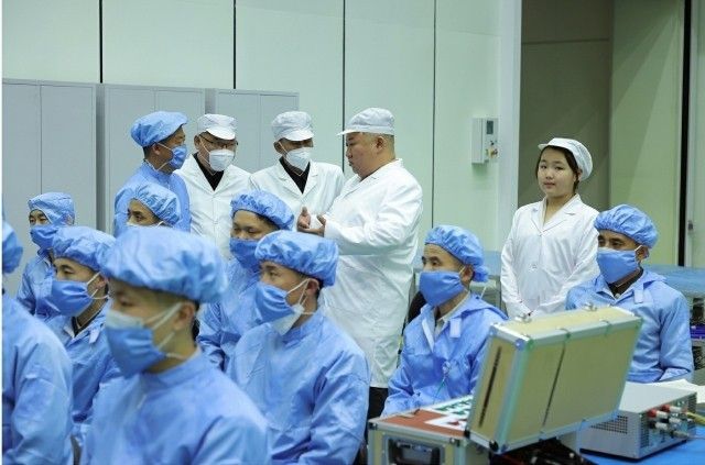 북한 김정은 국무위원장이 군사정찰위성 발사준비위원회 사업을 현지 지도했다고 노동당 기관지 노동신문이 17일 보도했다. 이날 현지 지도에는 김 위원장의 딸 김주애가 동행했다. [사진출처 = 연합뉴스]