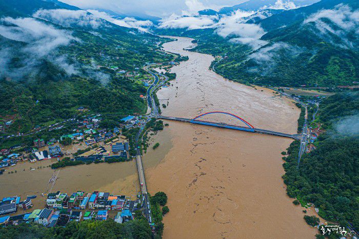 8일 낮 드론으로 촬영한 섬진강변 상황. 빨간 색 다리는 화개장터 앞 영호남화합다리다. [사진 제공 = 화개주민 황영필]