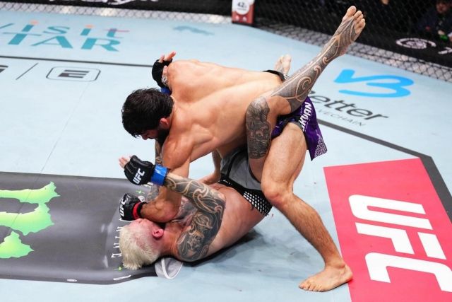 아르만 사루키안은 23일(한국시간) 카타르 도하 ABHA 아레나에서 열린 댄 후커와의 UFC 파이트 나이트 메인 이벤트 라이트급 매치에서 2라운드 암 트라이앵글 초크로 서브미션 승리했다. 사진=블러디 엘보우 SNS