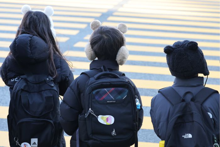 방한 귀마개를 한 어린이들이 등교하는 모습. [연합뉴스]