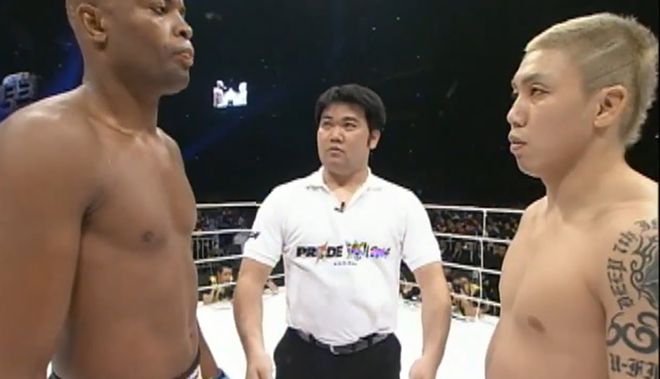 초난 료(오른쪽)가 2004년 일본 Pride 연말 대회 경기 시작 전 안데르송 시우바와 마주 보고 있다. 훗날 제5대 UFC 미들급 챔피언이 되는 시우바는 3라운드 3분 8초 만에 초난의 뛰어 날아 가위차기 및 다리 묶어 돌려 꺾기 연계 기술에 항복했다. 사진=TKO