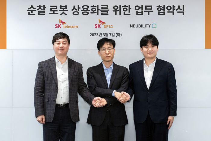 김윤호 SK쉴더스 성장추진실장(왼쪽부터), 최낙훈 SK텔레콤 Industrial AIX CO 담당, 이상민 뉴빌리티 대표가 7일 서울 SK쉴더스 삼성동 사옥에서 협약식을 마치고 기념촬영을 하고 있다. [사진 출처 = SKT]