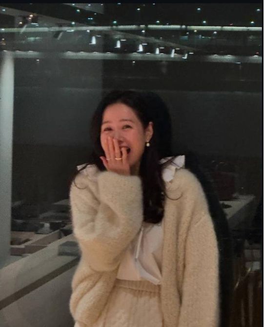 손예진의 사진 속 스타일링은 물론 그녀의 미소가 팬들의 시선을 사로잡았다.사진=손예진 SNS