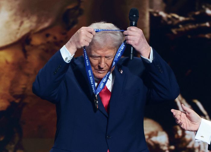 도널드 트럼프 미국 대통령이 6일(한국시간) 열린 FIFA 북중미 월드컵 조추첨식에 앞서 열린 FIFA평화상 수여식에서 메달을 직접 목에 걸고 있다. AFP연합뉴스