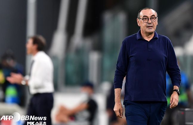 마우리치오 사리(오른쪽) 유벤투스 감독이 비록 UEFA 챔피언스리그 8강에 오르지 못했으나 경기력은 좋았다고 평가했다. 사진(이탈리아 토리노)=AFPBBNews=News1