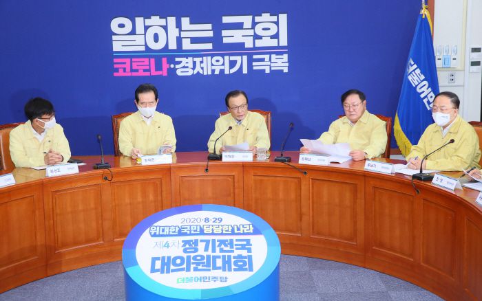 고위당정 발언하는 이해찬

    (서울=연합뉴스) 진성철 기자 = 더불어민주당 이해찬 대표가 12일 국회에서 열린 고위당정협의회에서 재난지원금 현실화 수준과 4차 추경 편성 등에 관해 발언하고 있다. 2020.8.12

    zjin@yna.co.kr

(끝)





<저작권자(c) 연합뉴스, 무단 전재-재배포 금지>