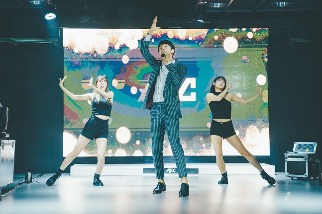 가수 겸 파이터 이대원이 엔젤스파이팅챔피언십 입식 페더급 부문 연예인 챔피언 자격으로 AFC14 축하공연에 나섰다. 사진=엔젤스파이팅챔피언십 제공