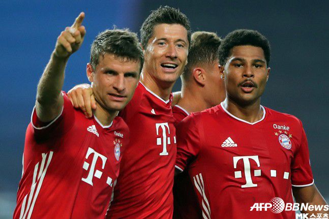 바이에른 뮌헨이 세르쥬 그나브리(오른쪽)의 멀티골로 올림피크 리옹을 누르고 UEFA 챔피언스리그 결승에 진출했다. 사진(포르투갈 리스본)=AFPBBNews=News1