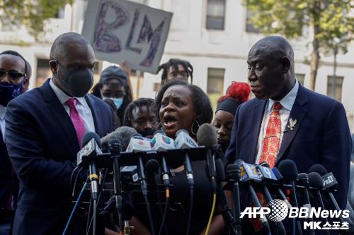 제이콥 블레이크의 가족들이 26일(한국시간) 케노샤 카운티 법원앞에서 기자회견을 갖고 있다. 사진(美 케노샤)=ⓒAFPBBNews = News1