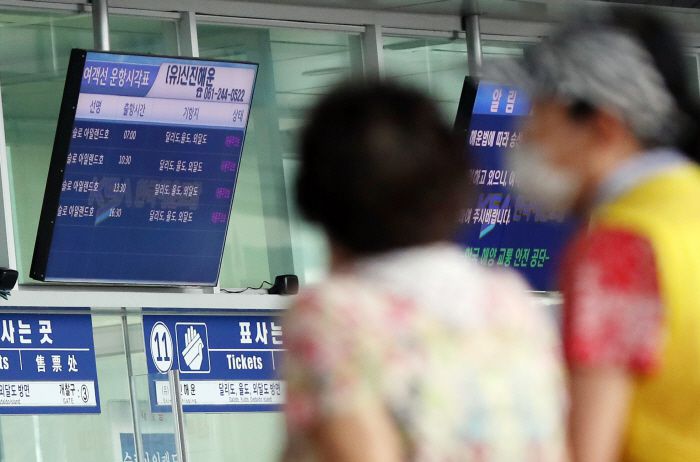 태풍 북상으로 여객선도 결항

    (목포=연합뉴스) 박철홍 기자 = 제8호 태풍 '바비'가 북상하는 26일 오전 전남 목포여객터미널 전광판에 태풍주의보로 여객선 운항이 중단됐다는 표시가 돼 있다. 2020.8.26

    pch80@yna.co.kr

(끝)





<저작권자(c) 연합뉴스, 무단 전재-재배포 금지>