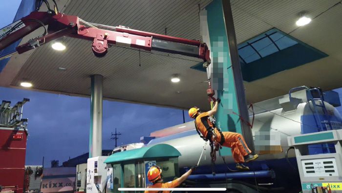 강풍에 떨어진 주유소 간판

    (영암=연합뉴스) 제8호 태풍 바비가 북상한 26일 오후 전남 영암군 삼호읍 한 주유소에서 강풍에 간판이 떨어져 소방대원들이 안전 조치를 하고 있다. 2020.8.26 [전남소방본부 제공. 재판매 및 DB 금지]

    areum@yna.co.kr

(끝)





<저작권자(c) 연합뉴스, 무단 전재-재배포 금지>