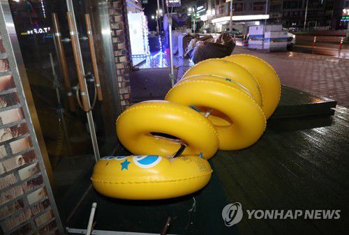 제8호 태풍 '바비'가 서해안을 따라 북상하는 27일 새벽 충남 보령시 신흑동 대천해수욕장 인근 한 상점 앞에 튜브가 놓여 있다. [사진 출처=연합뉴스]