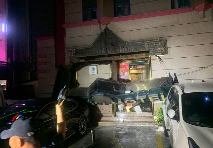 주차된 차 위로 떨어진 간판



    (남원=연합뉴스) 26일 오후 9시 20분께 전북 남원시 향교동의 한 모텔 간판이 떨어져 주차된 차량 2대가 파손됐다. 2020.8.27 [전북소방본부 제공. 재판매 및 DB 금지]

(끝)





<저작권자(c) 연합뉴스, 무단 전재-재배포 금지>