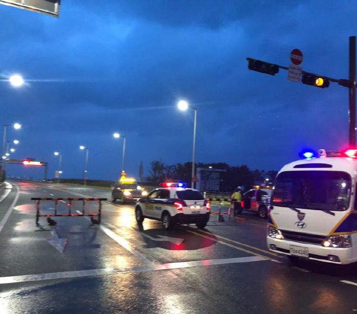 태풍 북상에 통제된 신안 천사대교

    (신안=연합뉴스) 제8호 태풍 바비가 북상하면서 익산지방국토관리청이 26일 오후 7시부터 신안 천사대교 통행을 제한했다. 경찰이 강풍이 부는 천사대교 입구에서 차량 출입을 통제하고 있다. 2020.8.26 [전남지방경찰청 제공. 재판매 및 DB 금지]

    areum@yna.co.kr

(끝)





<저작권자(c) 연합뉴스, 무단 전재-재배포 금지>