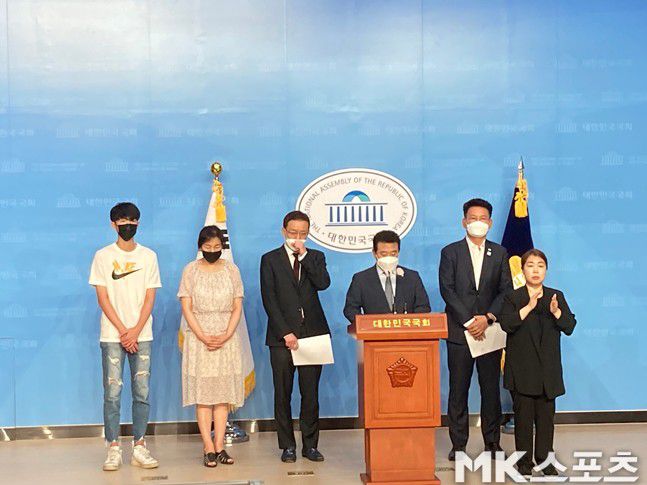 故고유민 측이 오는 31일 검찰에 현대건설 배구단에 대한 고소장을 제출한다. 지난 20일 국회소통관 기자회견에 참석한 고인의 동생과 어머니(왼쪽부터). 사진=노기완 기자