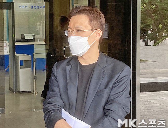 故고유민 유족 측이 박동욱 현대건설배구단 구단주를 사기와 근로기준법 위반 등 4개 혐의로 검찰에 고소했다. 서울중앙지검 앞에서 취재진에게 설명하는 박지훈 변호사. 사진(서울 서초동)=노기완 기자