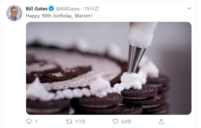 지난 달 30일(현지시간) 빌 게이츠(64) 마이크로소프트 창업자가 오레오 쿠키를 쌓아 절친한 친구인 워런 버핏(90)버크셔해서웨이 회장의 생일 축하 케이크를 만드는 장면 [사진 출처 = 게이츠 트위터]