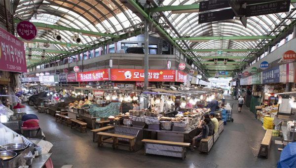 수도권에서 사회적 거리 두기 2.5단계가 연장된 가운데 주말인 6일 서울 종로구 광장시장이 손님이 없어 한산한 모습을 보이고 있다. 이날 정부는 코로나19 2차 확산으로 소득·매출이 급감한 자영업자·소상공인에게 2차 재난지원금을 지급하기로 결정했다. [이충우 기자]