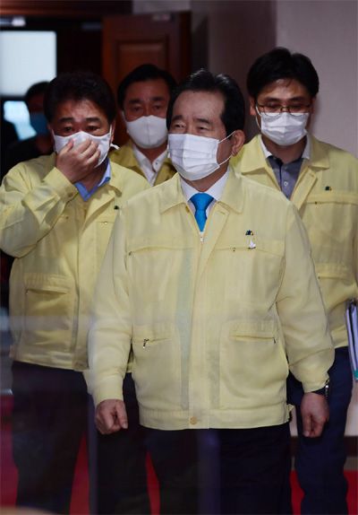 정세균 국무총리(가운데)가 13일 서울 종로구 정부서울청사에서 열린 코로나19 대응 중앙재난안전대책 회의 참석을 위해 입장하고 있다. 정 총리는 14일부터 사회적 거리 두기 2.5단계 조치를 2단계로 낮춘다고 밝혔다.  [김재훈 기자]