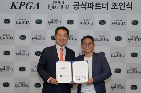 조인식에 참여한 KPGA 한종윤 상근 부회장(왼쪽)과 (주)프레스코 이을규 대표(오른쪽). 사진=KPGA 제공