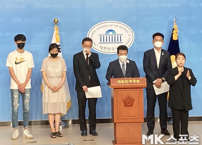 故고유민의 어머니(왼쪽에서 2번째)가 오는 23일 서울 종로경찰서에서 고소인 조사에 참석한다. 사진=노기완 기자