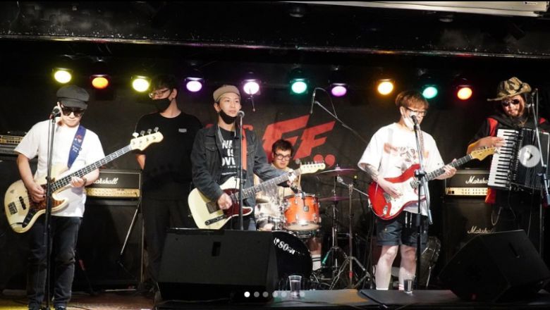 밴드들이 공연을 하는 홍대 라이브클럽중에는 일반음식점인 곳도 유흥주점인 곳도 있습니다. 마포구는 2015년 조례를 통해 일반음식점인 라이브클럽에서 춤을 출 수 있게 허용해줬습니다.<사진=크라잉넛 인스타그램>