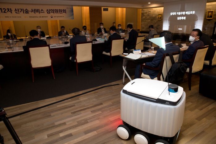 23일 서울 대한상공회의소에서 `제12차 신기술·서비스 심의위원회(규제 샌드박스 심의위원회)`에서 배달서비스를 손보인 우아한형제들의 실내·외 자율주행 배달로봇 모습. [사진 제공 = 과기정통부]