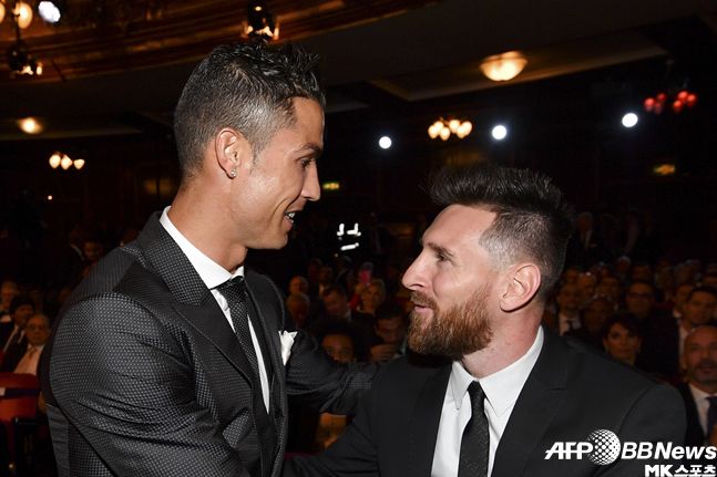 리오넬 메시(오른쪽)와 크리스티아누 호날두가 UEFA가 공개한 2019-20시즌 올해의 선수 최종후보에서 제외됐다. 사진=AFPBBNews=News