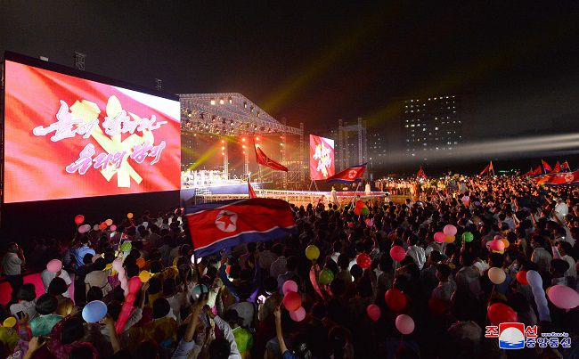 청년절 경축 야외공연 '청춘들아 받들자 우리 당을'이 지난 28일 평양 4.25문화회관 광장에서 열렸다고 조선중앙통신이 29일 보도했다. /사진=평양 조선중앙통신, 연합뉴스