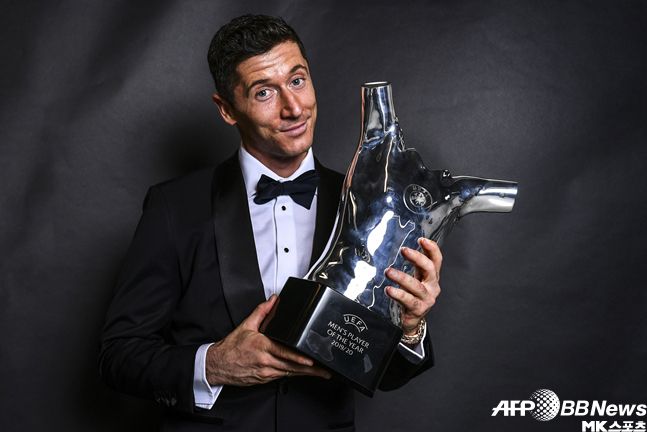 로베르토 레반도프스키가 2019-20시즌 UEFA 올해의 선수상을 받았다. 사진(스위스 제네바)=AFPBBNews=News1