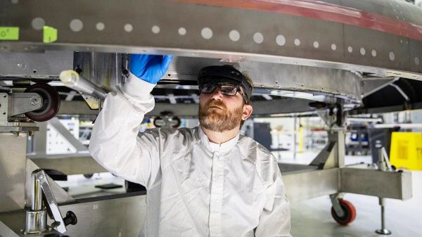 미국 항공우주국(NASA)과 록히드마틴이 공동으로 진행 중인 달 착륙 프로젝트 `아르테미스`를 위해 기술자가 마이크로소프트의 홀로렌즈2를 쓰고 작업하고 있다.  [사진 제공 = 마이크로소프트]