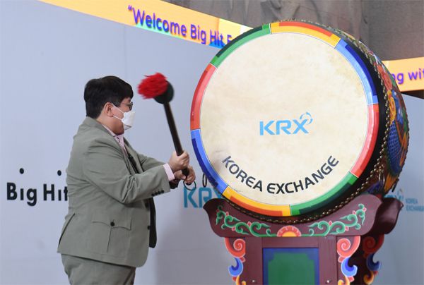 빅히트엔터테인먼트 코스피 상장 첫날인 15일 서울 한국거래소 1층 로비에서 방시혁 의장이 기념 행사에서 북을 치고 있다.  [사진 = 사진공동취재단]