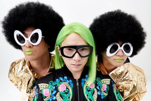 파격적인 패션으로 눈길 끄는 소리꾼 이희문(가운데). [사진 제공 = 이희문컴퍼니]