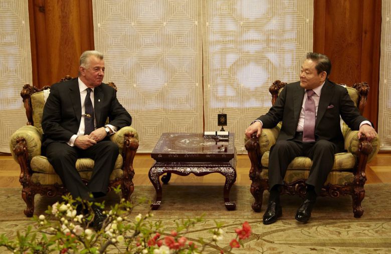 2012년 헝가리 슈미트 대통령 만찬. [사진제공 = 삼성전자]