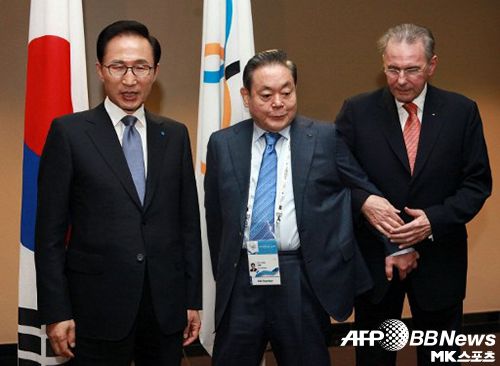 이건희 삼성그룹 회장(가운데)은 2018 평창 동계올림픽 유치에 큰 영향을 미쳤다. 제123차 IOC 총회에 참석차 2011년 7월 남아프리카공화국 더반으로 간 이건희 회장이 이명박 전 대통령(왼쪽), 자크 로게 전 IOC 회장(오른쪽)과 사진 촬영을 하고 있다. 사진=AFPBBNews=News1